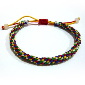 五色线是结合了青赤黄白黑五种颜色的丝缕